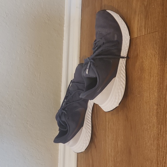 Nike 10 revolution running shoes - Picture 4 of 12